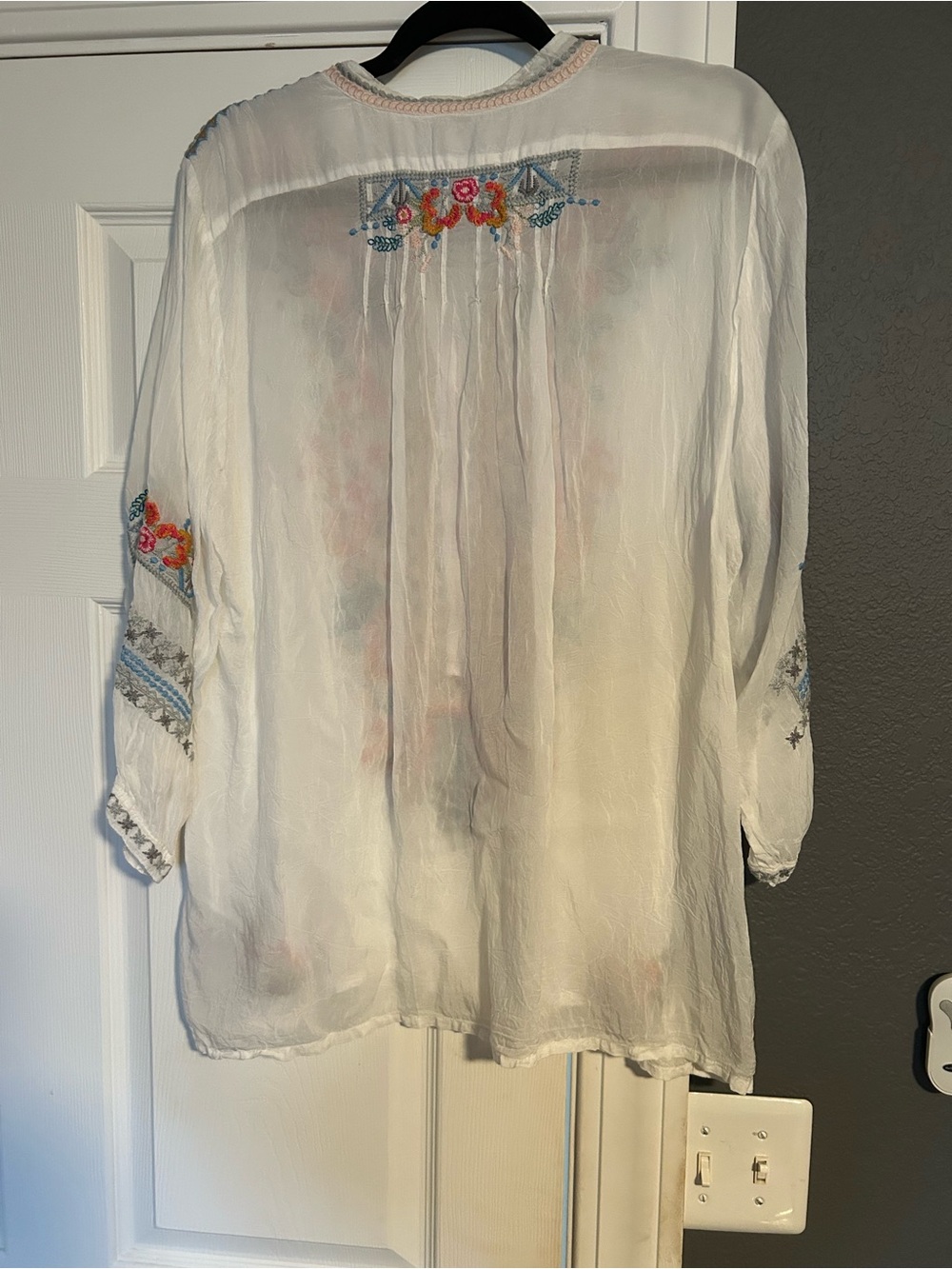 Johnny Was White Embroidered V-Neck Women's Top Like New - Picture 2 of 3